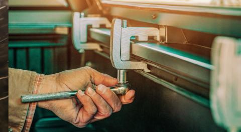 Truck Bed Cap SmartCap EVOd Defender Matte Black For 19-25 RAM 1500 5.7 Foot Short Bed SmartCap